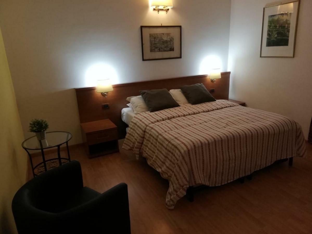 Domus Appia 154 B&B Rome Bagian luar foto